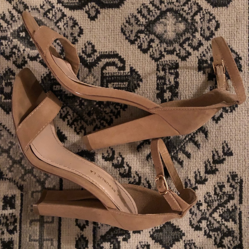 Nude pumps